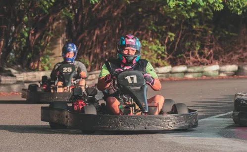 
          Imagem ilustrativa da imagem Após cirurgia no quadril, piloto volta às pistas de kart aos 61 anos
          