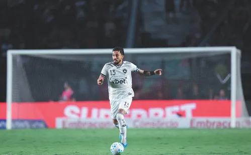 
          Imagem ilustrativa da imagem Após vitória no clássico, Alex Telles tranquiliza torcida do Botafogo
          