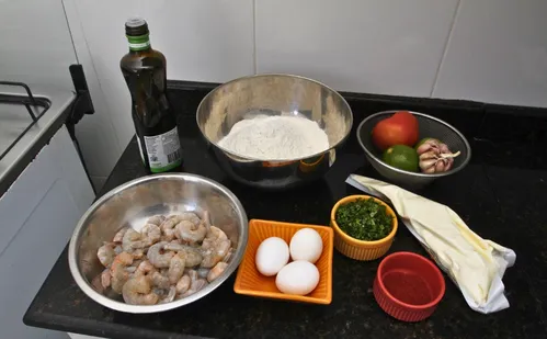 
          Imagem ilustrativa da imagem Aprenda a fazer um Empadão de camarão para saborear na Semana Santa
          