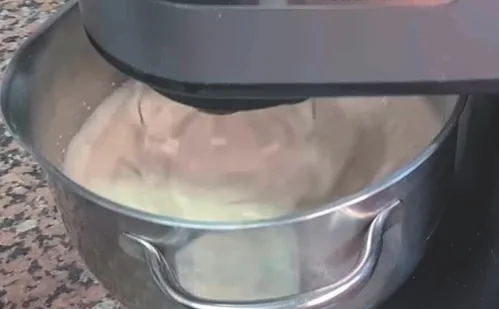 
          Imagem ilustrativa da imagem Aprenda a fazer uma torta de cookie crocante recheada com creme de avelã
          