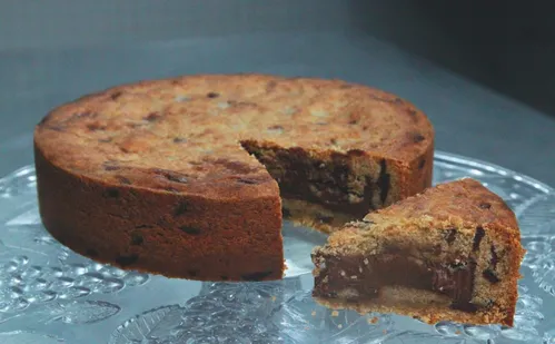 
          Imagem ilustrativa da imagem Aprenda a fazer uma torta de cookie crocante recheada com creme de avelã
          