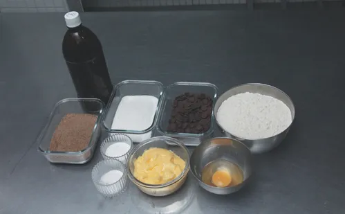 
          Imagem ilustrativa da imagem Aprenda a fazer uma torta de cookie crocante recheada com creme de avelã
          