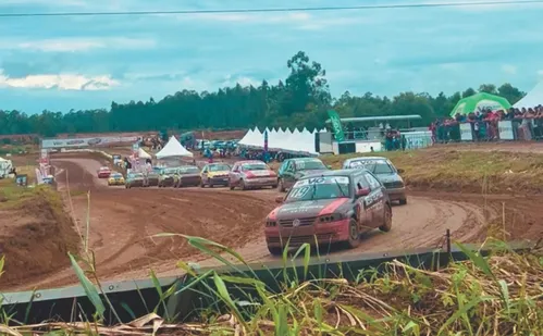 
          Imagem ilustrativa da imagem Aracruz lota e vê corridas intensas sob forte chuva
          