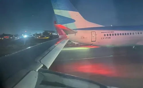 
          Imagem ilustrativa da imagem Avião da Latam com destino ao Brasil bate em aeronave argentina em aeroporto
          