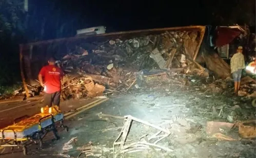 
          Imagem ilustrativa da imagem BR 101 fica interditada após carreta tombar e carga cair na pista em Mimoso do Sul
          