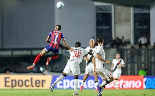 
          Imagem ilustrativa da imagem Bahia vence, chega a dez partidas invicto e empurra o Vasco para o Z4
          