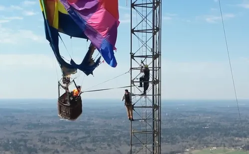 
          Imagem ilustrativa da imagem Balão atinge torre e deixa casal preso a 300 metros de altura nos EUA
          