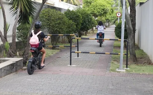 
          Imagem ilustrativa da imagem Barreiras são instaladas na Mata da Praia para reduzir velocidade de bike elétrica
          