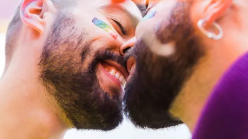 
          Imagem ilustrativa da imagem Beijo no Carnaval acende alerta para transmissão de doenças, afirma especialista
          