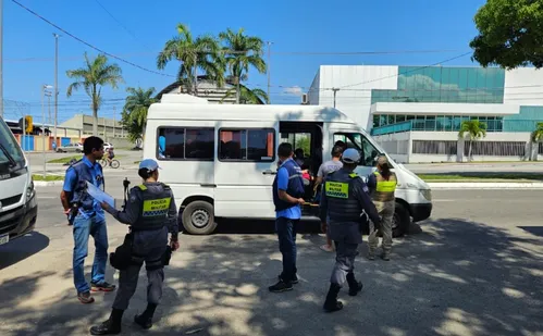 
          Imagem ilustrativa da imagem Blitz do transporte escolar flagra até motorista sem CNH no ES
          