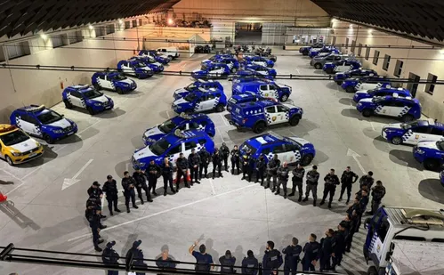 
          Imagem ilustrativa da imagem Blitze guincham carros por pneu careca e farol queimado no ES
          