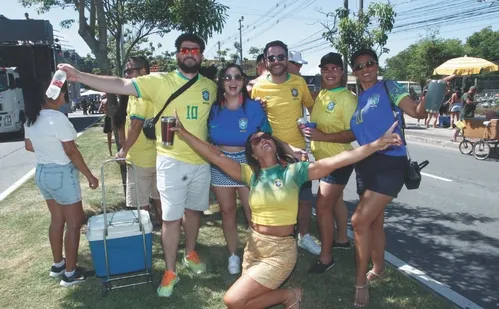 
          Imagem ilustrativa da imagem Bloco Kustelão arrasta multidão em Jardim Camburi
          