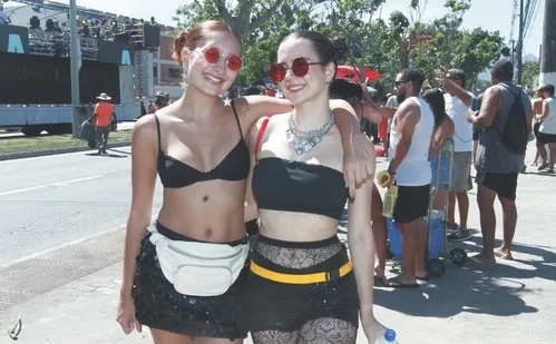 
          Imagem ilustrativa da imagem Bloco Kustelão arrasta multidão em Jardim Camburi
          