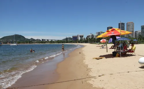 
          Imagem ilustrativa da imagem Boletim de balneabilidade indica que praias de Vitória estão próprias para o banho
          