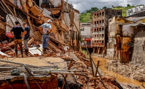 
          Imagem ilustrativa da imagem Bombeiros continuam buscas pela última pessoa ainda desaparecida em Ubá
          