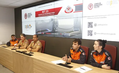 
          Imagem ilustrativa da imagem Bombeiros definem normas para carregar carros elétricos
          