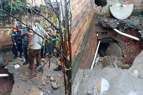 
          Imagem ilustrativa da imagem Bombeiros devem retomar nesta quarta-feira buscas por homem arrastado por enxurrada em MG
          