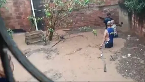 
          Imagem ilustrativa da imagem Bombeiros devem retomar nesta quarta-feira buscas por homem arrastado por enxurrada em MG
          