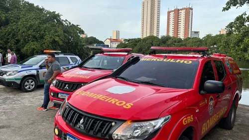 
          Imagem ilustrativa da imagem Bombeiros suspendem buscas por remador desaparecido no Recife. Família prossegue
          