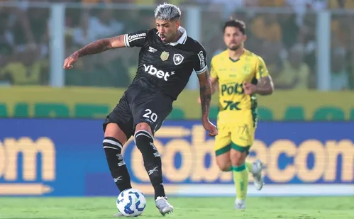 
          Imagem ilustrativa da imagem Botafogo tenta reagir contra o Mirassol em meio à crise
          