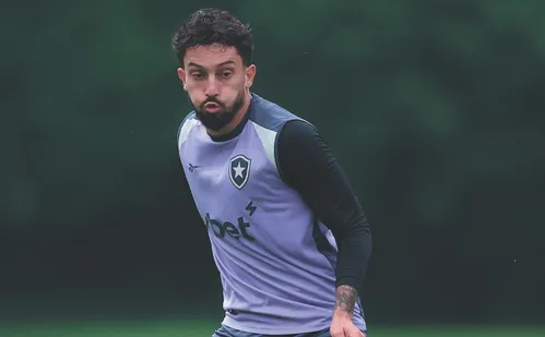 
          Imagem ilustrativa da imagem Botafogo tenta reagir contra o Mirassol em meio à crise
          