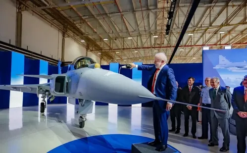 
          Imagem ilustrativa da imagem Brasil apresenta primeiro caça F-39 Gripen fabricado no país. Veja fotos
          