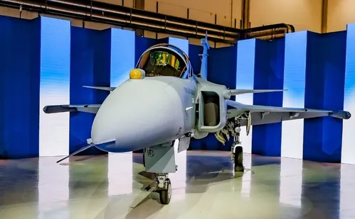 
          Imagem ilustrativa da imagem Brasil apresenta primeiro caça F-39 Gripen fabricado no país. Veja fotos
          