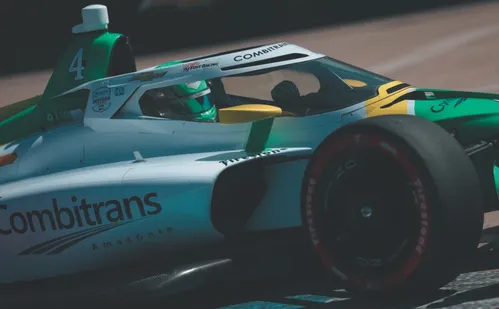 
          Imagem ilustrativa da imagem Brasileiro Caio Collet vibra com "boa corrida" na Fórmula Indy
          