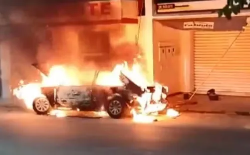 
          Imagem ilustrativa da imagem Briga no trânsito termina com carro incendiado e três detidos em Guaçuí
          