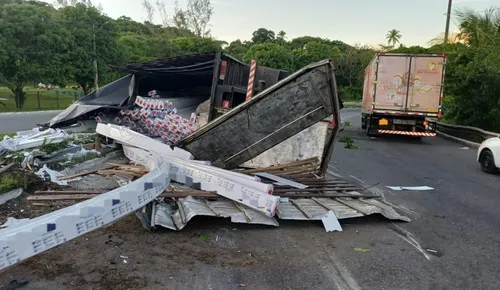 
          Imagem ilustrativa da imagem Caminhão tomba no viaduto do HMA, em Paulista. Local registra acidentes recorrentes
          