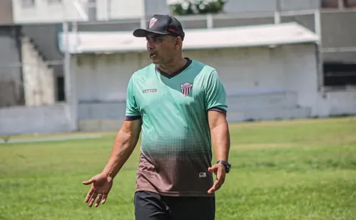 
          Imagem ilustrativa da imagem Campanha busca ajudar Erich Bomfim, que luta contra câncer
          