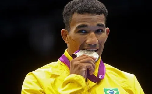 
          Imagem ilustrativa da imagem Campeão olímpico, capixaba esquiva falcão vende medalha conquistada em Londres 2012
          