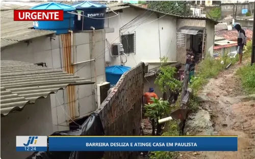 
          Imagem ilustrativa da imagem Caos na RMR: Olinda vive dia de deslizamentos e lixo arrastado pelas enxurradas
          