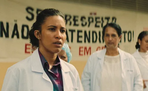 
          Imagem ilustrativa da imagem Capixaba brilha em série da Netflix: "Maior desafio foi atuar de máscara"
          