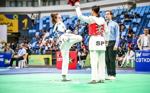 
          Imagem ilustrativa da imagem Capixaba de 19 anos se destaca no taekwondo e soma 140 medalhas na carreira
          
