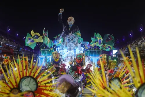 
          Imagem ilustrativa da imagem Carnaval do RJ: 1ª noite de desfiles tem homenagem a Lula, Ney Matogrosso e tradições afro-indígenas
          