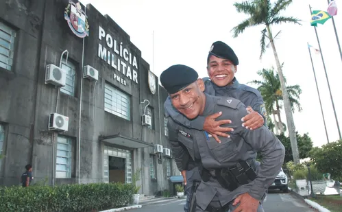 
          Imagem ilustrativa da imagem Carreira na PM: filha segue os passos do pai na luta contra o crime
          