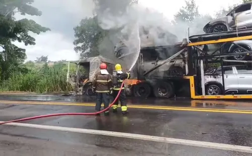 
          Imagem ilustrativa da imagem Carreta cegonha pega fogo e interdita BR-101 em Fundão
          