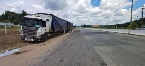 
          Imagem ilustrativa da imagem Carreta sai da pista na BR-101 em Palmares e carga de óleo é saqueada
          