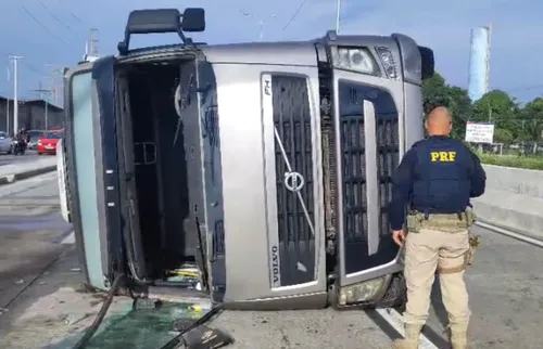 
          Imagem ilustrativa da imagem Carreta tomba na BR-232 e colisão entre motos deixa feridos na BR-101 em Pernambuco
          