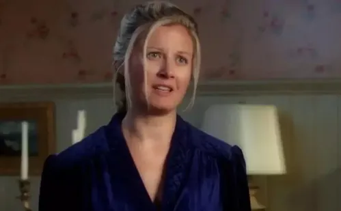 
          Imagem ilustrativa da imagem Carrie Anne Fleming, de 'iZombie' e 'Supernatural', morre aos 51 anos
          