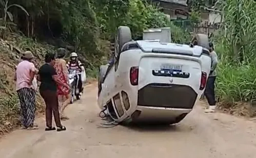 
          Imagem ilustrativa da imagem Carro da prefeitura capota em Alfredo Chaves após motorista passar mal
          