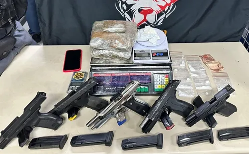 
          Imagem ilustrativa da imagem Casal é detido com supermaconha e cinco armas em Vila Velha
          