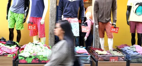 
          Imagem ilustrativa da imagem Centro do Recife é visto como referência de compras em preço e variedade
          