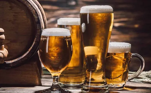 
          Imagem ilustrativa da imagem Cervejarias lançam novos sabores e versões zero álcool contra queda de consumo
          