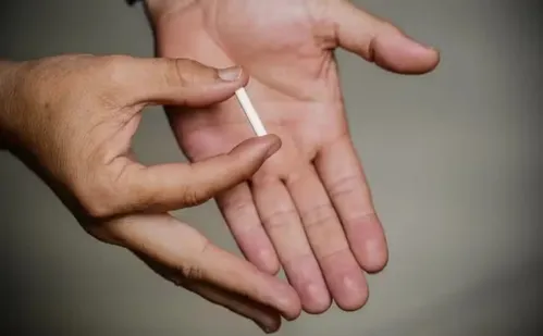 
          Imagem ilustrativa da imagem “Chip” com hormônio, usado por Zé Felipe, pode ser perigoso, dizem médicos
          