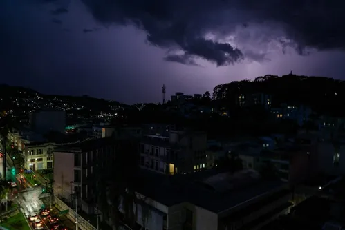 
          Imagem ilustrativa da imagem Chuva intensa volta a atingir Juiz de Fora e provoca novos desabamentos
          