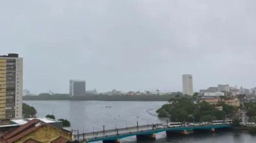 
          Imagem ilustrativa da imagem Chuvas intensas causam suspensão de aulas e serviços no Grande Recife
          