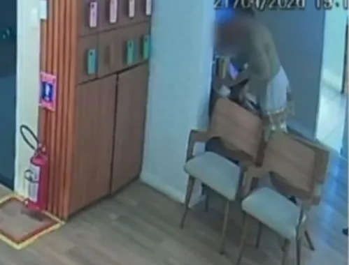 
          Imagem ilustrativa da imagem Cliente é flagrada furtando celulares em uma loja no Centro do Recife
          