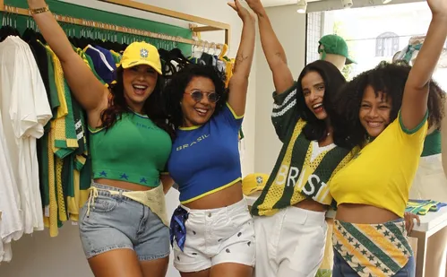 
          Imagem ilustrativa da imagem Clima de Copa do Mundo: moda verde e amarela invade as ruas
          